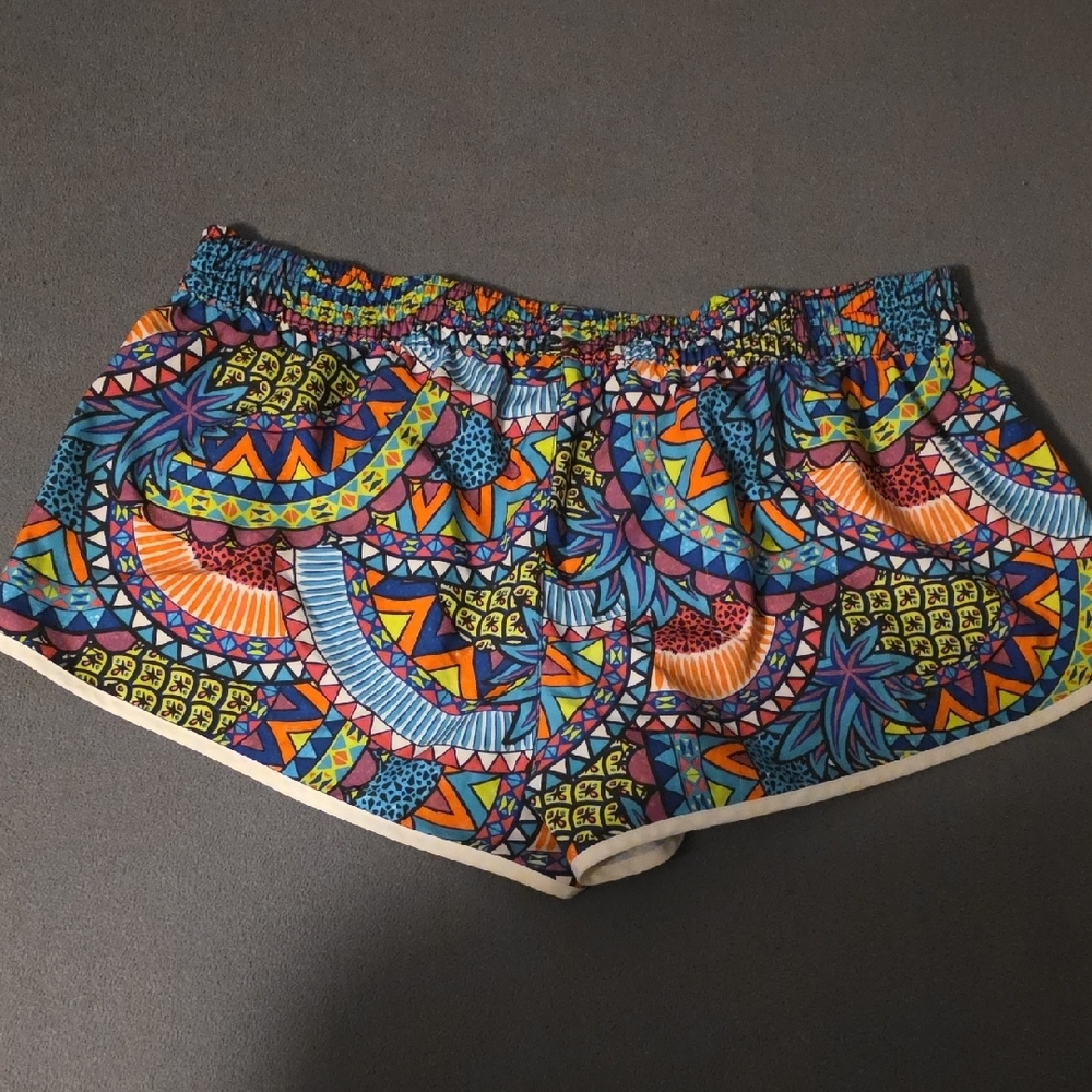 No Boundaries Multicolor Geometric Women's Athletic Shorts - Picture 3 of 4